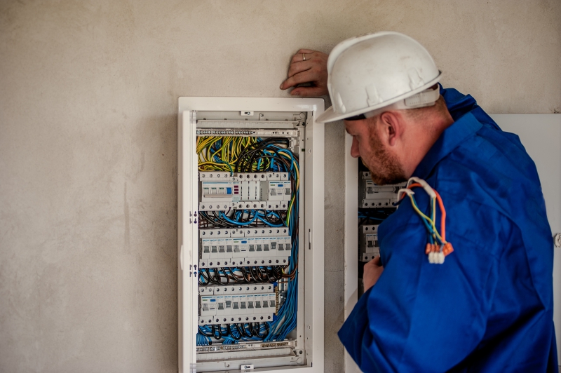 sasu-LA GARDE-min_electrician-2755683